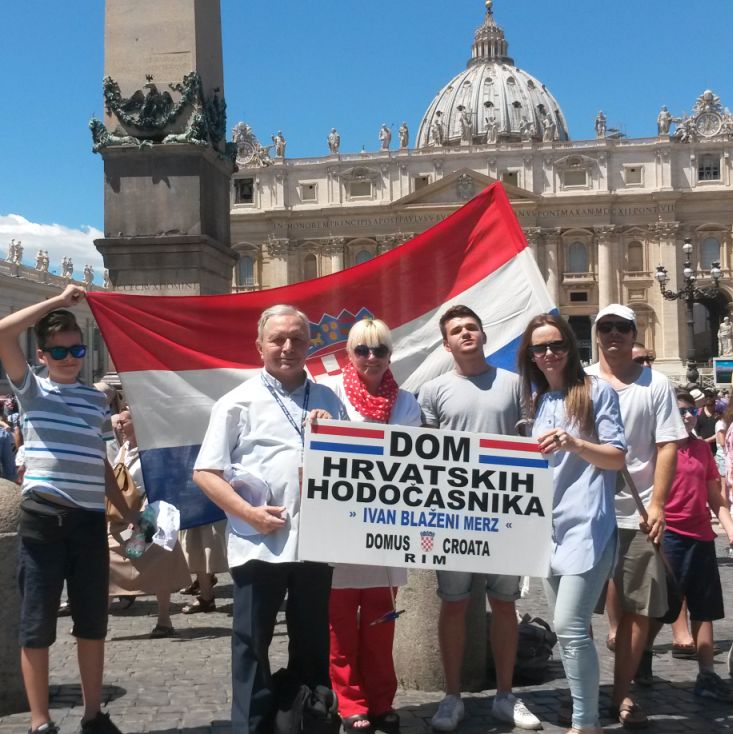 Pred Bazilikom Sv. Petra povodom 30. obljetnice Doma hrvatskih hodočasnika u Rimu 16.7.2017.